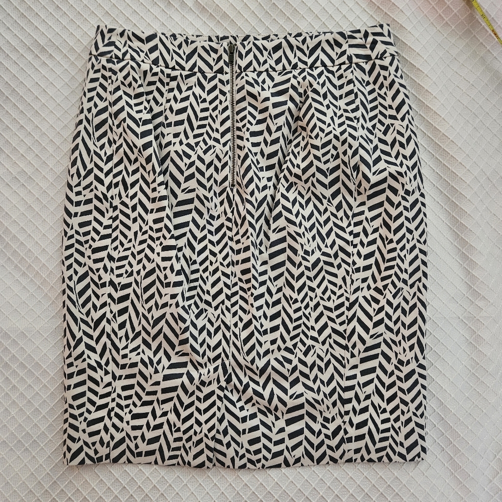 LOFT Petite Gray & White Pattern Pencil Skirt - Picture 2 of 7